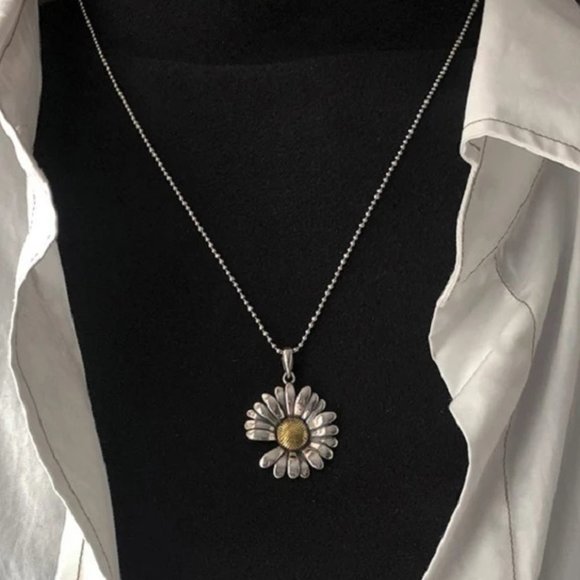 Jewelry - *NEW 925 Sterling Silver Retro Daisy Necklace